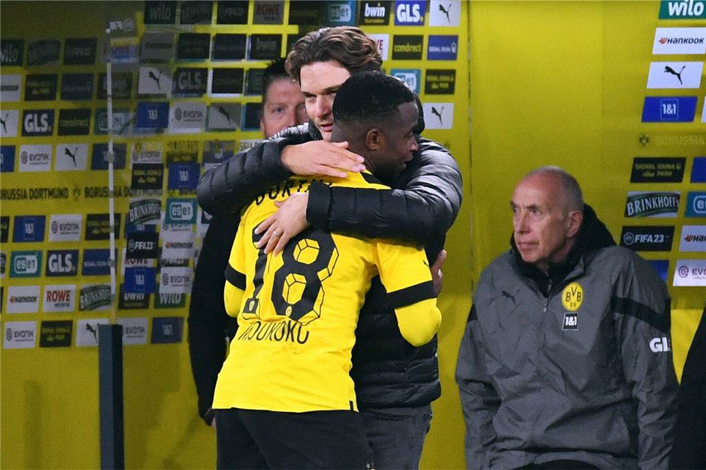 BVB-Poker um Youssoufa Moukoko spitzt sich zu: Klub und Fans zunehmend genervt Edin Terzic umarmt Youssoufa Moukoko.
