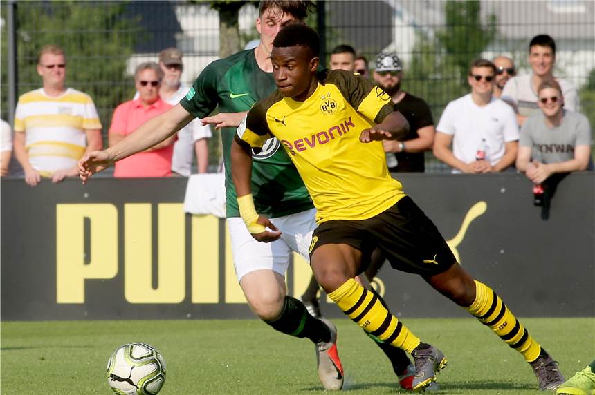 BVB-Nachwuchs testet bei attraktiven Turnieren gegen hochkarätige Gegner Youssoufa Moukoko testet mit der BVB-B-Jugend in Schwäbisch Hall.