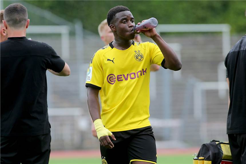 Moukoko trifft bei Pherai-Rückkehr, aber ein anderer Spieler überragt beim BVB-U19-Sieg Youssoufa Moukoko traf, aber Tim Böhmer erhielt dickes Trainerlob.
