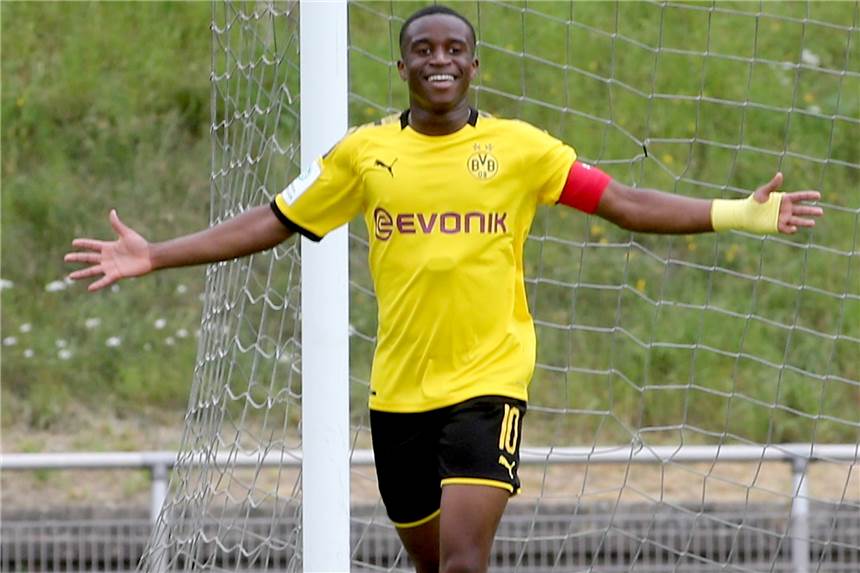 Das BVB-Supertalent schlägt wieder zu: Youssoufa Moukoko schießt Schalke 04 ab Youssoufa Moukoko traf dreimal für den BVB.