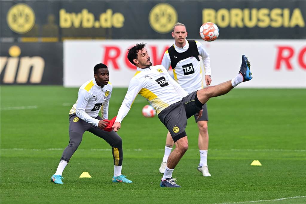 Exklusive Bilder und ein Video: BVB startet die Vorbereitung auf RB Leipzig Youssoufa Moukoko (v.l.), Mats Hummels und Marius Wolf kämpfen um den Ball.