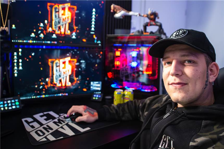 Phänomen „Reactions“: Wie Youtuber mit fremden Inhalten Millionen verdienen Youtuber Marcel Eris alias Montana Black in seinem Arbeitszimmer.