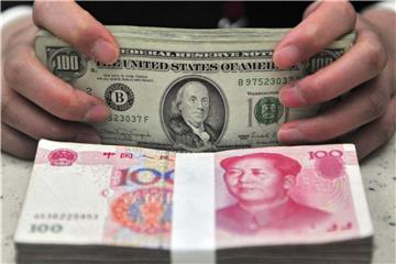 Yuan und Dollar in einer Bankfiliale: Amerikas Tech-Unternehmen raten im Handelsstreit mit China dringend von Strafzöllen ab. Foto: Mark/EPA