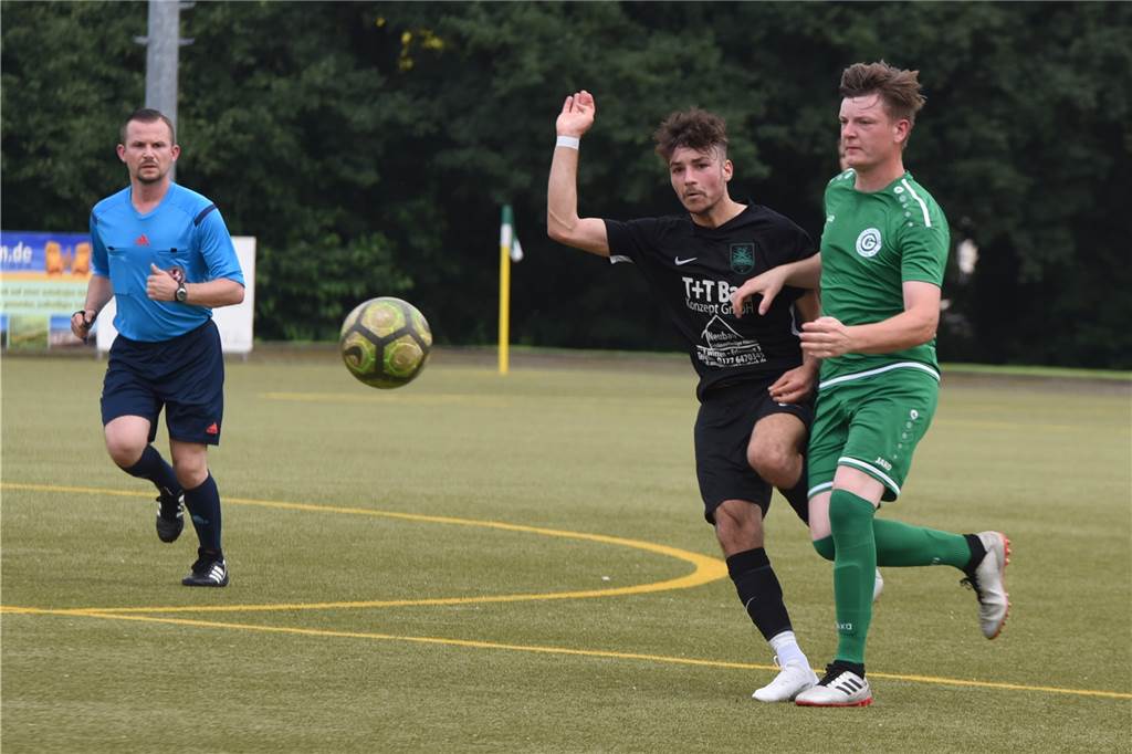 Oberaden-Spieler verletzt sich nach fünf Wochen Pause und muss nun doppelt so lange aussetzen Yunus Sevindir (l.) wird so schnell nicht mehr auf dem Platz stehen.