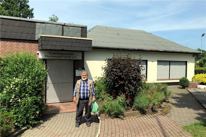 Migrant gegen Ruhestörung durch türkische Hochzeiten Yusuf Güclü vor dem Vereinsheim der Kleingartenanlage Dortmund-Nord an der Eberstraße. Der Gartenverein hat es verpachtet. Hier werden türkische Hochzeiten gefeiert.