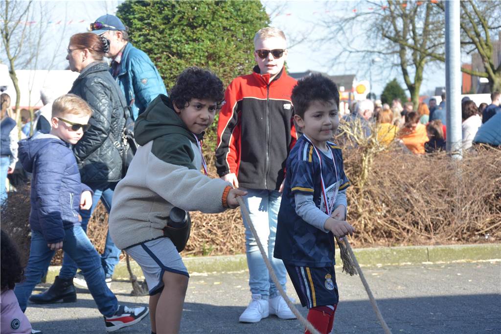 Sandhasensonntag in Alstätte lockt viele Besucher an Yusuf und Djoud ziehen an einem Seil mit Baumstamm.