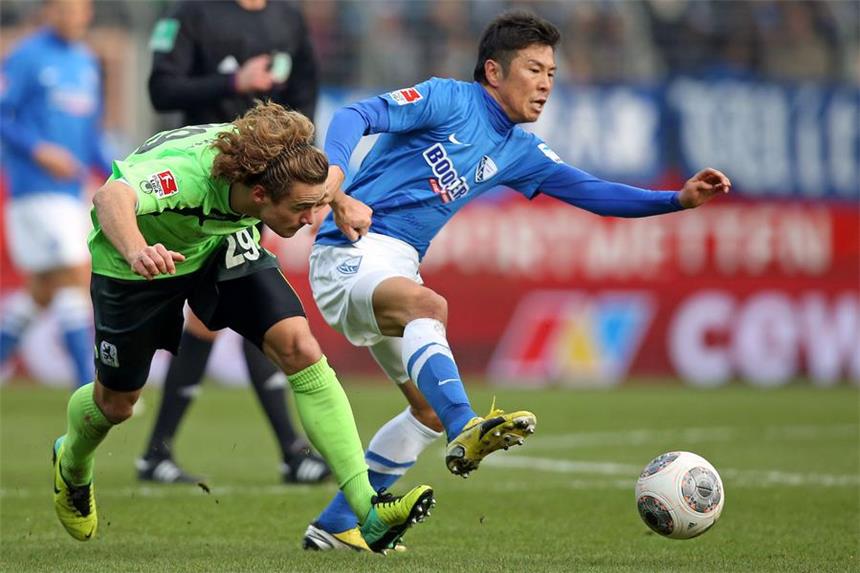 In die Gute-Laune-Spur finden Yusuke Tasaka (re), hier im Spiel gegen 1860 München, steht vor seinem 50. Zweitliga-Einsatz für den VfL Bochum.