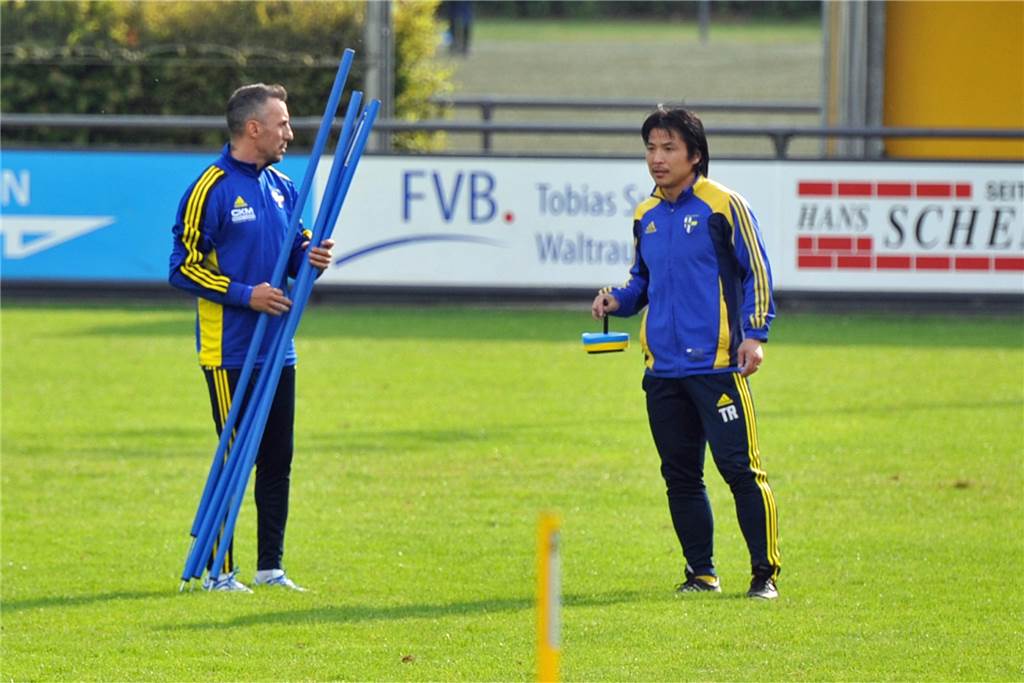 FC Vreden präsentiert neuen Trainer: Überraschende Lösung für die Seitenlinie Yuzuru Okuyama (r.), hier mit dem Oberligatrainer der SpVgg, Engin Yavuzaslan