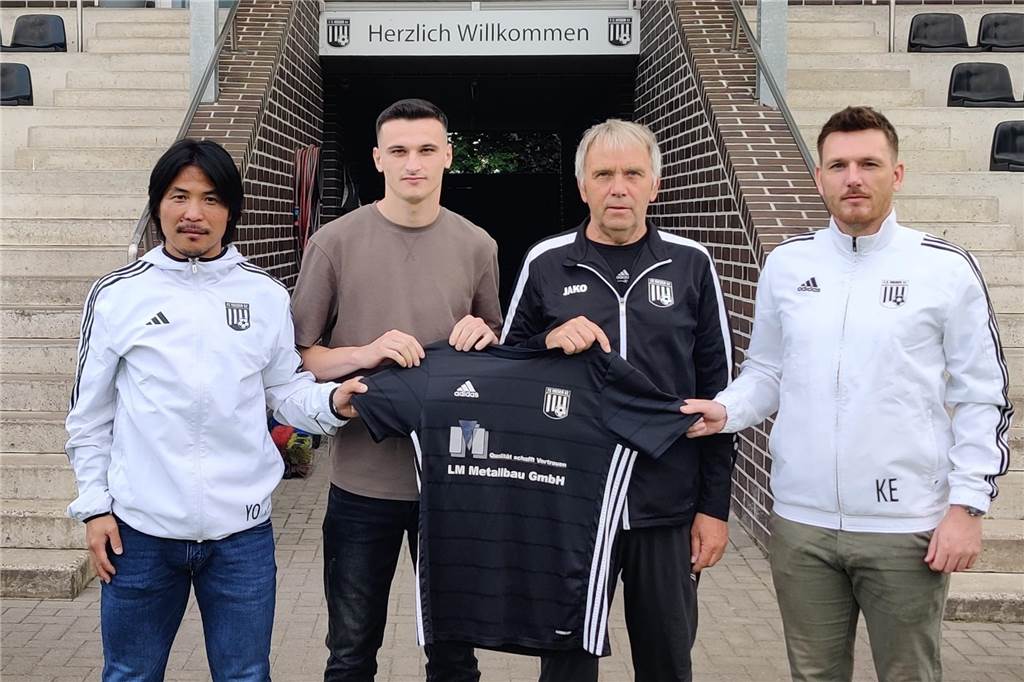 FC Vreden verstärkt die Offensive: Neuzugang von Absteiger DJK Stadtlohn Yuzuru Okuyama und Kim-Nicklas Rama mit dem Sportlichen Leiter Johannes Schemming und Spielertrainer Kai Erning (v.l.).