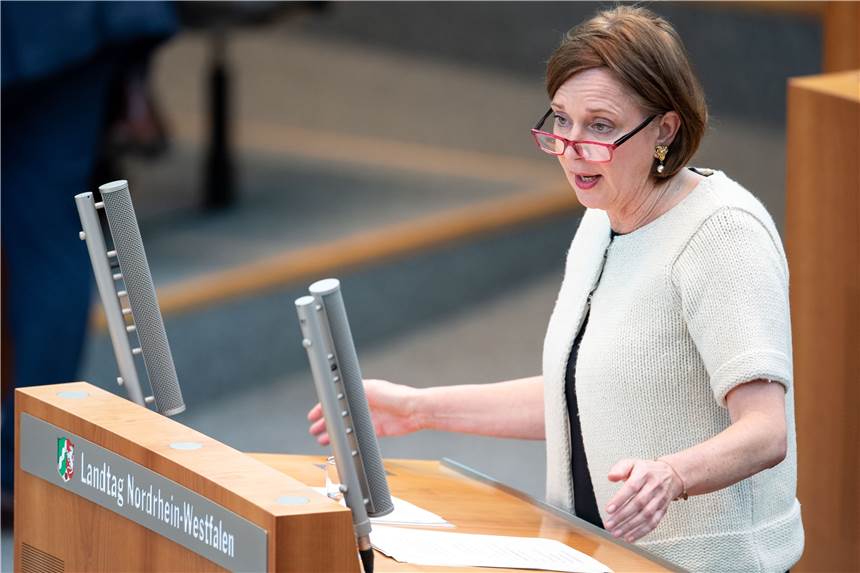 Gebauer: „Es findet Präsenzunterricht statt“ - Tests auch für geimpfte Kinder Yvonne Gebauer (FDP), Bildungsministerin von Nordrhein-Westfalen, spricht im Landtag.