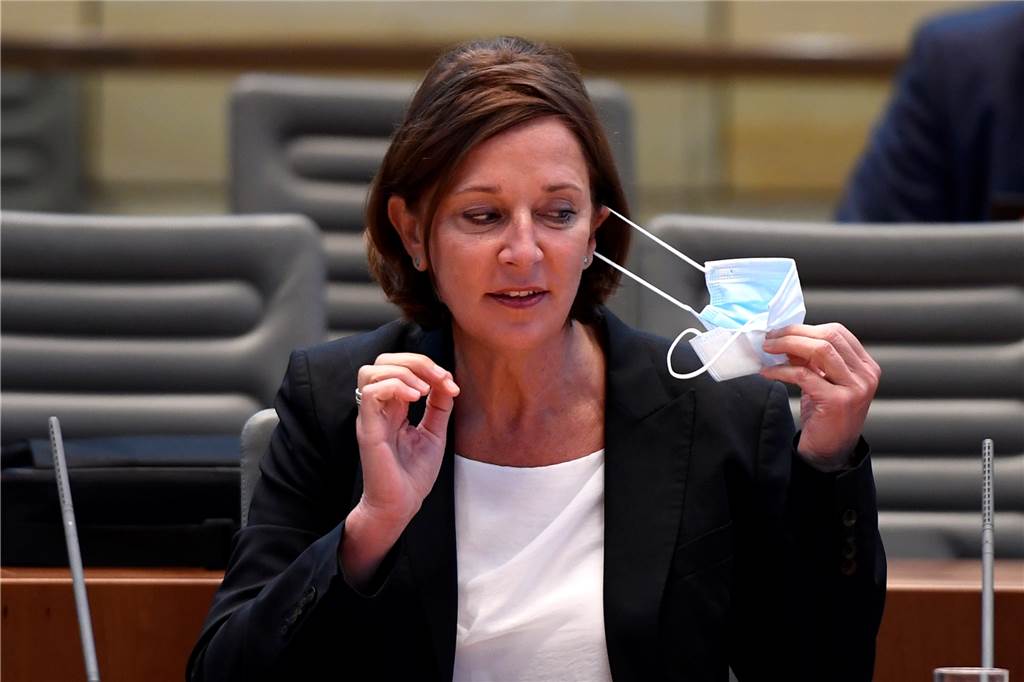 Abschaffung der Maskenpflicht? „So werden ganze Klassen durchseucht“ Yvonne Gebauer (FDP), Ministerin für Schule und Bildung in Nordrhein-Westfalen, nimmt vor Beginn der Sitzung des Schulausschusses des Landtags ihre Maske ab.
