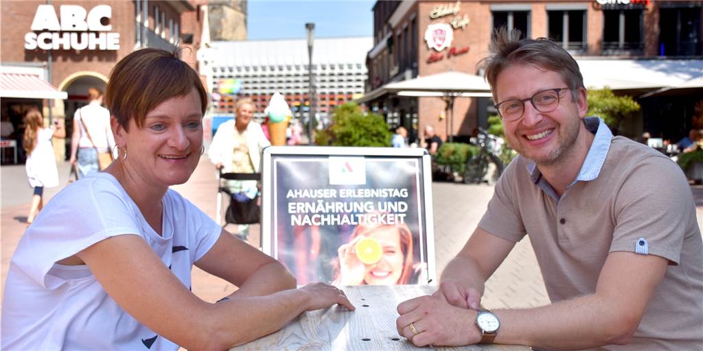 Gesundes Essen und Sport sollen Besucher am Samstag in die Stadt ziehen Yvonne Höper und Benedikt Homölle von Ahaus Marketing und Touristik freuen sich auf die anstehenden Aktionen in der Innenstadt. Das AMT setzt stärker als bisher auf die eigenen Stärken und darauf, Akteure aus Ahaus und den Ortsteilen miteinander zu vernetzen.