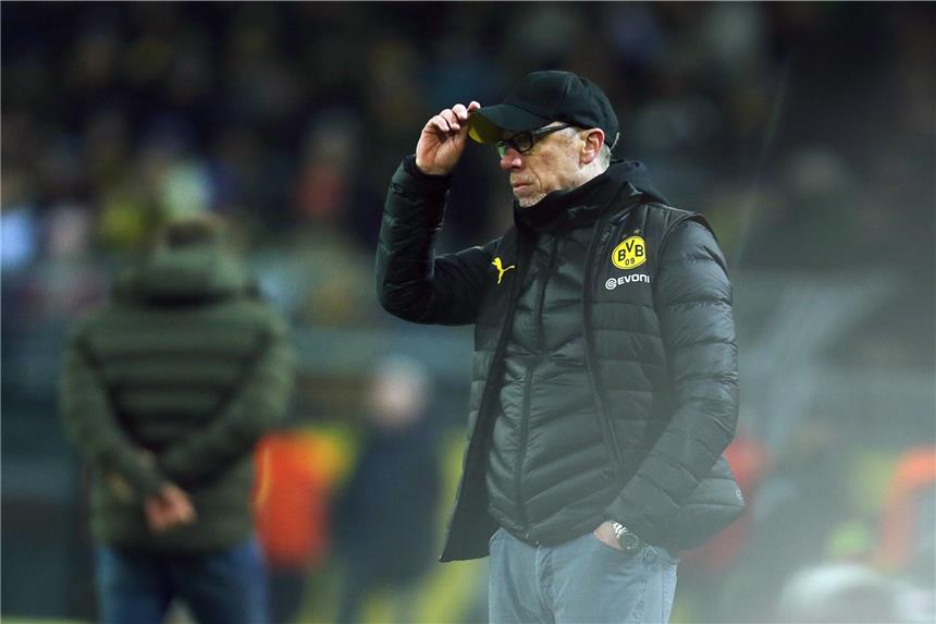 BVB präsentiert nur noch bürokratisches Ballgeschiebe Zählte seine Mannschaft nach dem 1:1 gegen Augsburg an: BVB-Trainer Peter Stöger.