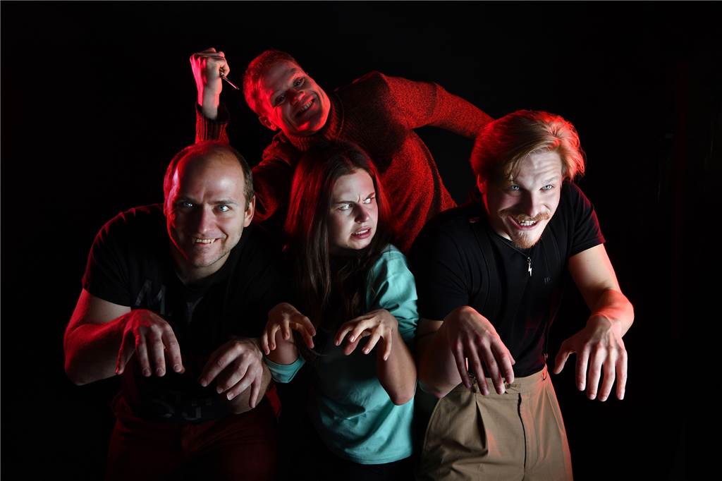 WLT stellt seine Bühne raus ins Parkbad Süd und feiert mit dem Elektrolurch Zähne raus für "Der kleine Vampir": Vincent Bermel (hinten), Mark Plewe, Luisa Cichosch und Christian Zell (vorne v.l.).