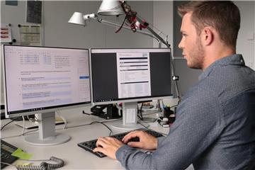Zahlenschieberei: Die Planung von Dreharbeiten für Film und Fernsehen ist für den angehenden Medienkaufmann Tom Dederichs vor allem Büroarbeit. Foto: Mediengruppe RTL