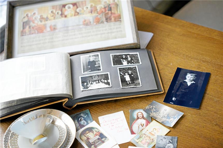 Ein Tuch für die Hostie und blaue Kommunionskleider Zahlreiche aufbewahrte Stücke erinnern an die Erstkommunion vor 75 Jahren.