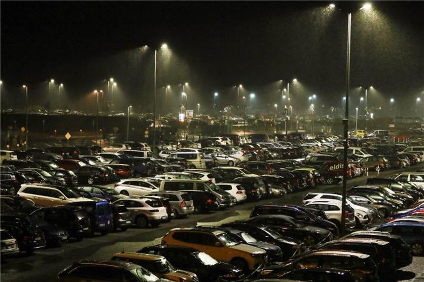 Hochwasser steigt: Anspannung an deutschen Flüssen Zahlreiche Autos stehen am Fährterminal in Norddeich (Niedersachsen) auf einem Parkplatz. Foto: Mohssen Assanimoghaddam