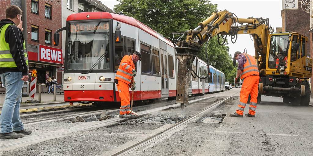 Schienenkartell: Stadt Dortmund einigt sich mit Firmen wegen Wucherpreisen Männer arbeiten an Bahngleisen in Dortmund