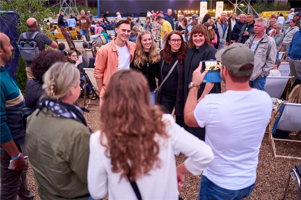 Faber-Schauspieler Hartmann: 10 Jahre Dortmund-Tatort niemals geahnt Zahlreiche Besucher machten Fotos mit den Schauspielern.