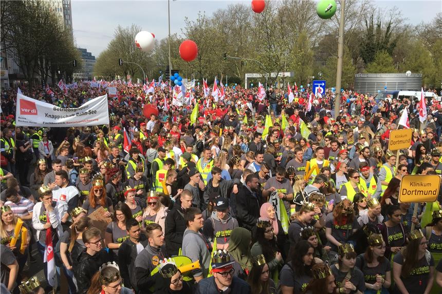 Über 18.000 Demonstranten legten Innenstadt lahm Zahlreiche Demonstranten sammelten sich auf dem Südwall zur Kundgebung.