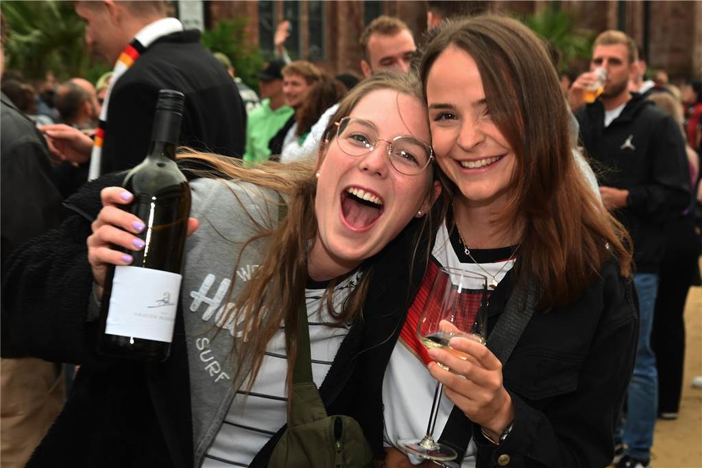 Zahlreiche Dorstener haben das Deutschland-Spiel beim Public Viewing am Platz der Deutschen Einheit verfolgt.