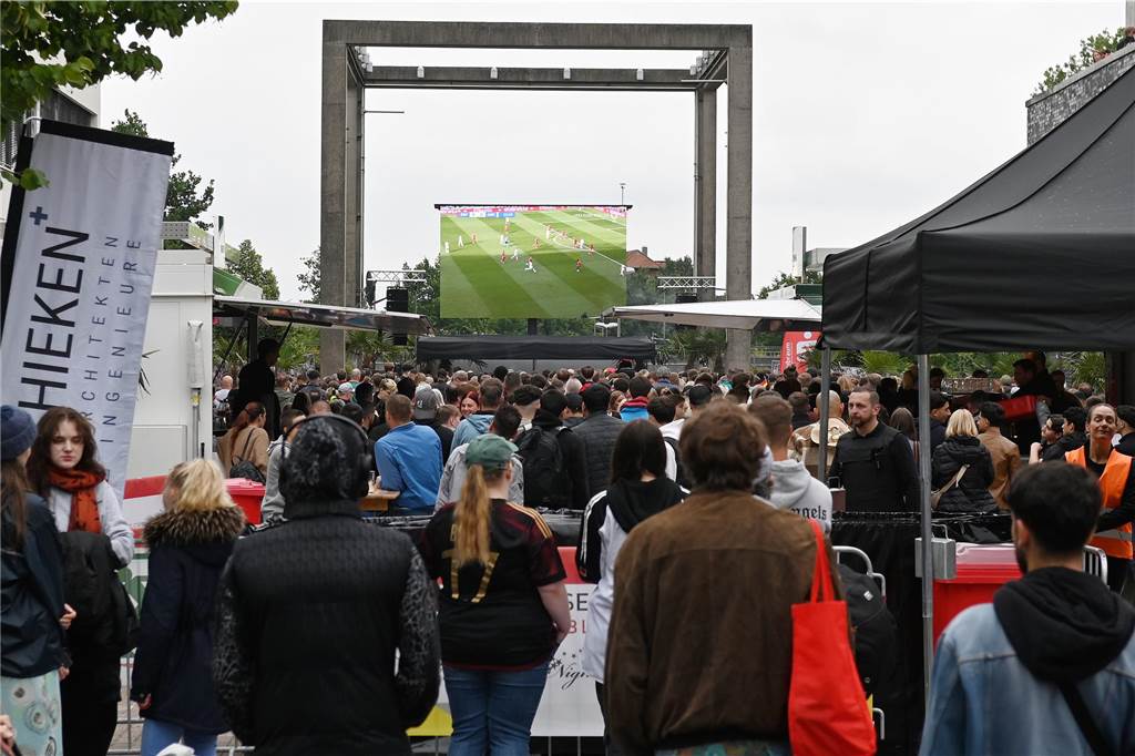 Zahlreiche Dorstener haben das Deutschland-Spiel beim Public Viewing am Platz der Deutschen Einheit verfolgt.