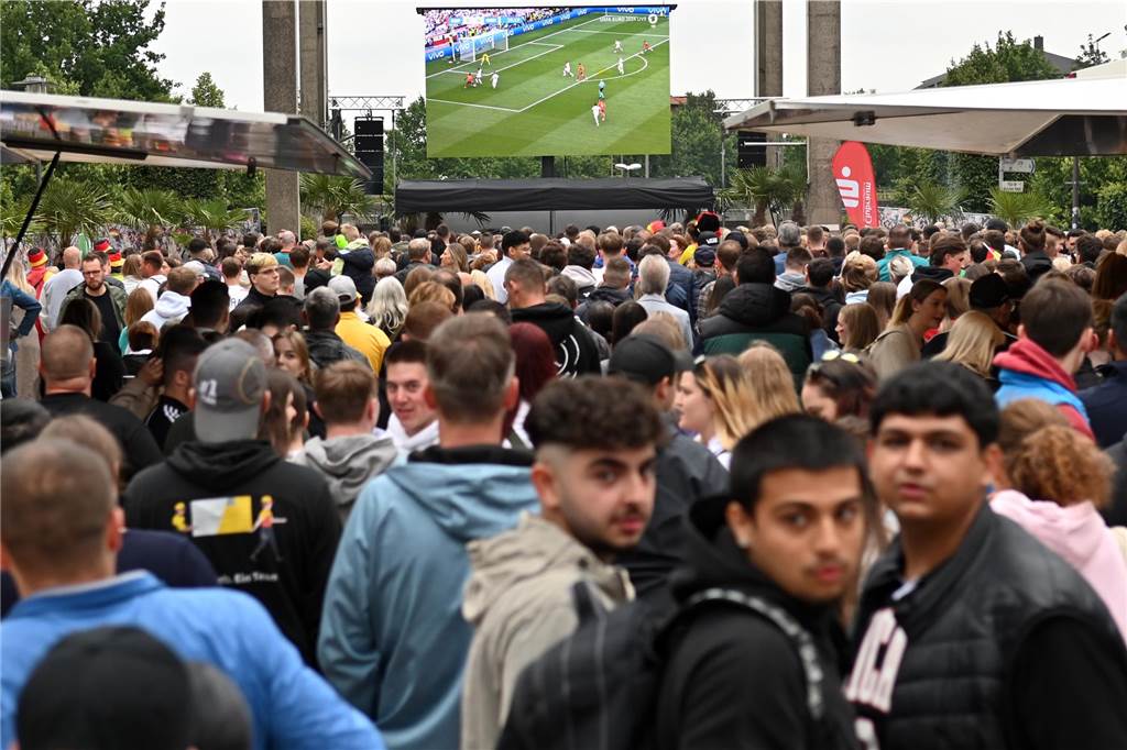 Zahlreiche Dorstener haben das Deutschland-Spiel beim Public Viewing am Platz der Deutschen Einheit verfolgt.