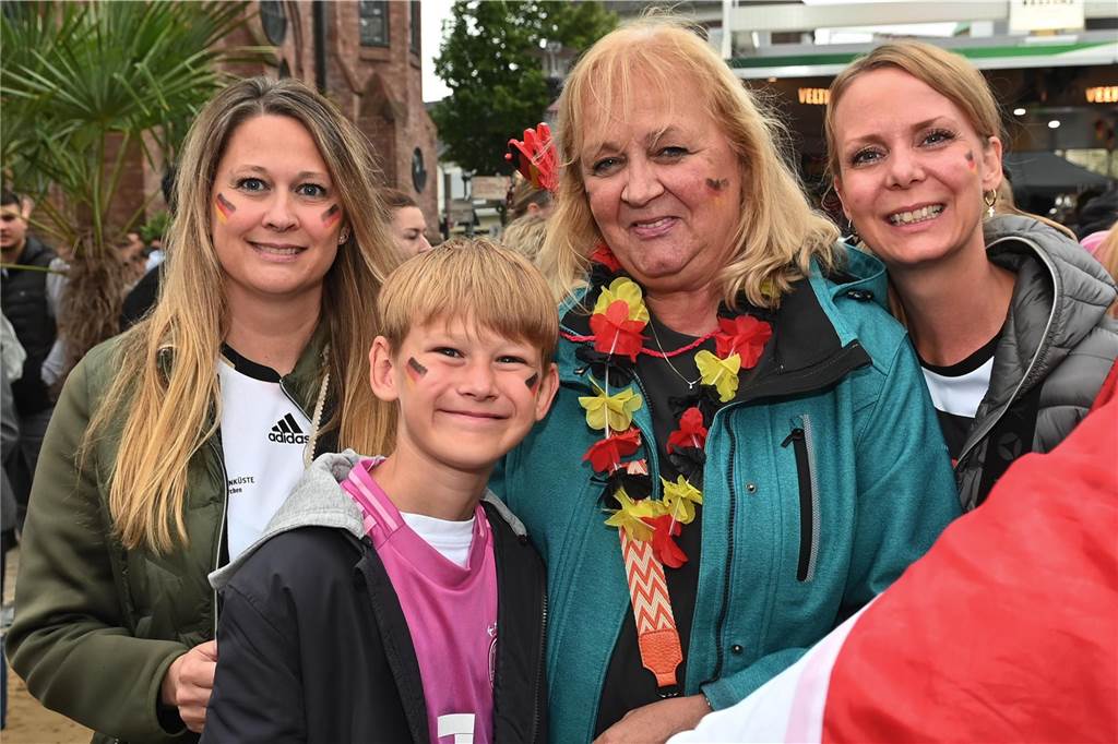 Zahlreiche Dorstener haben das Deutschland-Spiel beim Public Viewing am Platz der Deutschen Einheit verfolgt.