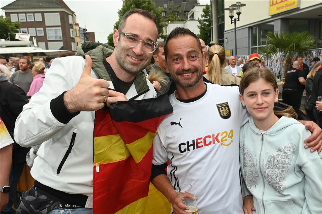 Zahlreiche Dorstener haben das Deutschland-Spiel beim Public Viewing am Platz der Deutschen Einheit verfolgt.