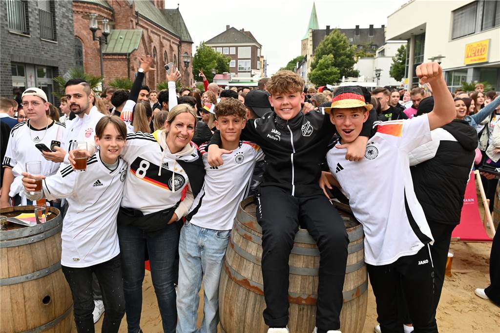Zahlreiche Dorstener haben das Deutschland-Spiel beim Public Viewing am Platz der Deutschen Einheit verfolgt.