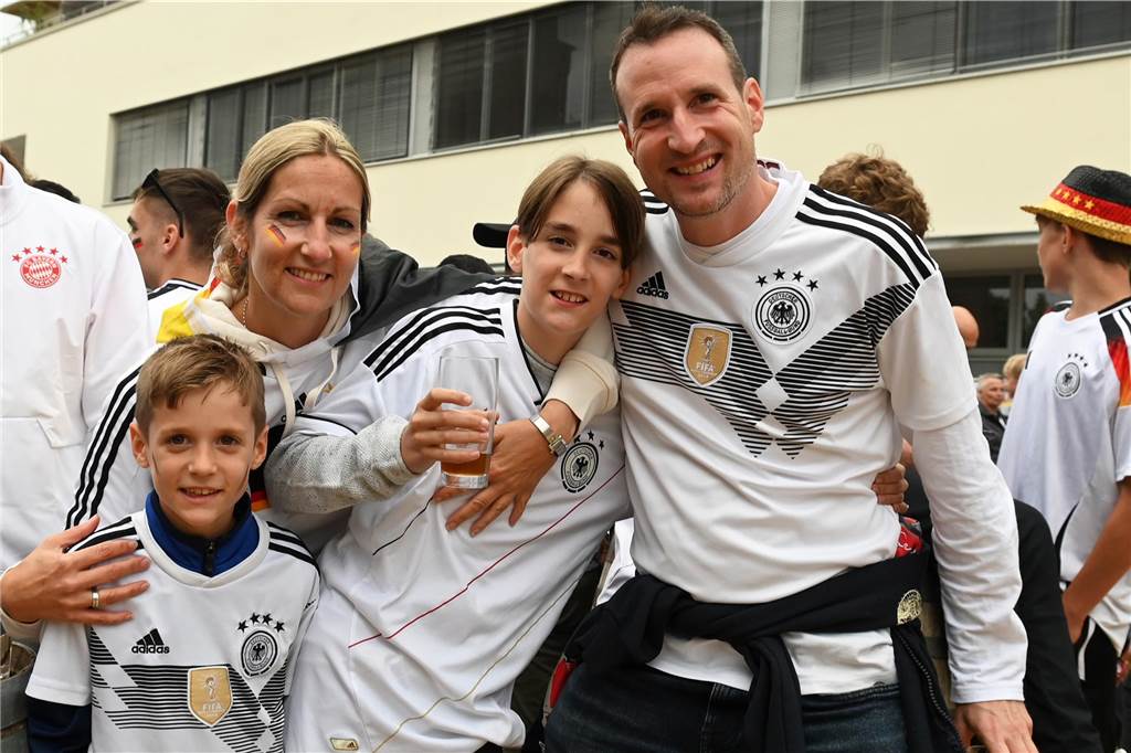 Zahlreiche Dorstener haben das Deutschland-Spiel beim Public Viewing am Platz der Deutschen Einheit verfolgt.