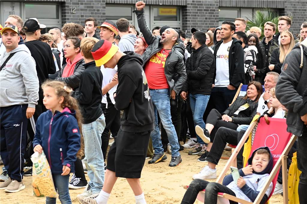 Zahlreiche Dorstener haben das Deutschland-Spiel beim Public Viewing am Platz der Deutschen Einheit verfolgt.