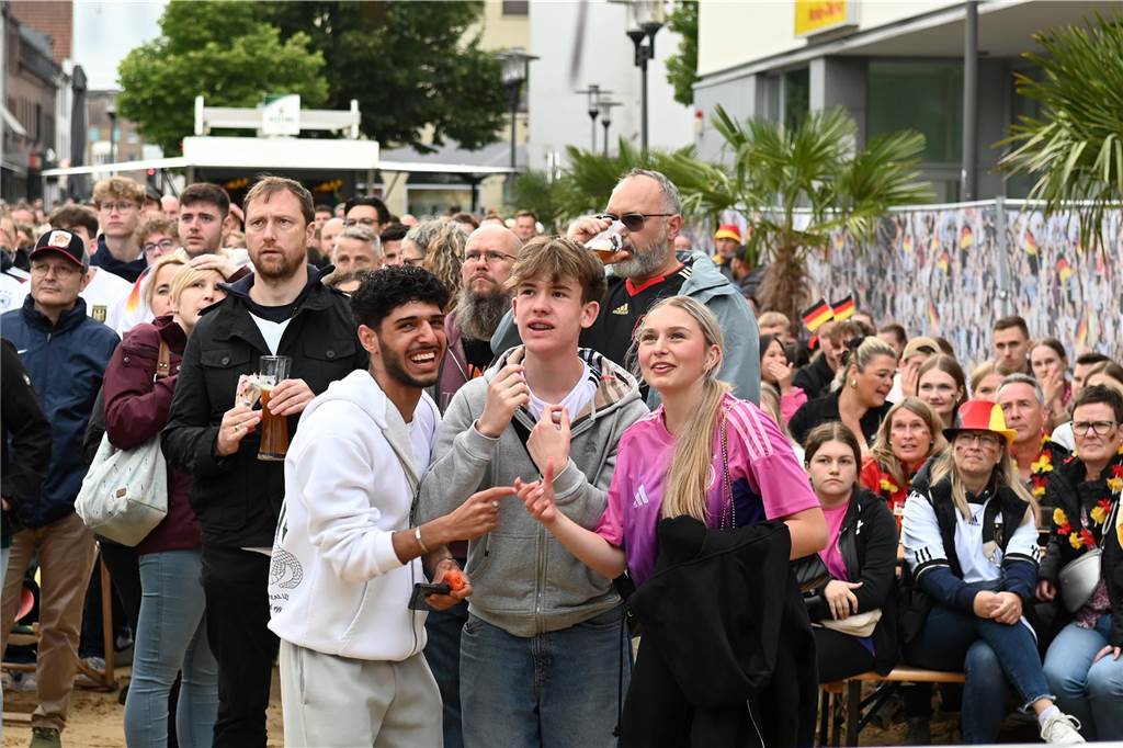 Zahlreiche Dorstener haben das Deutschland-Spiel beim Public Viewing am Platz der Deutschen Einheit verfolgt.