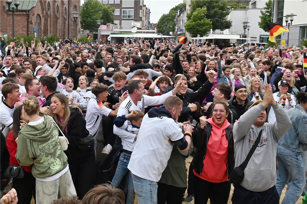 Zahlreiche Dorstener haben das Deutschland-Spiel beim Public Viewing am Platz der Deutschen Einheit verfolgt.