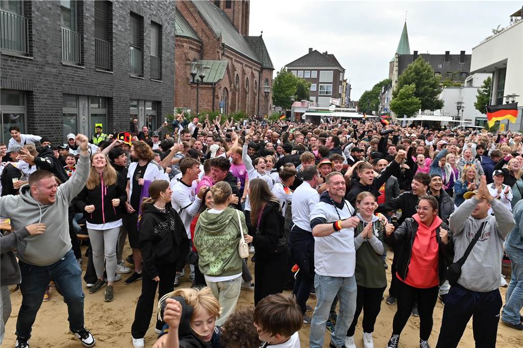 Zahlreiche Dorstener haben das Deutschland-Spiel beim Public Viewing am Platz der Deutschen Einheit verfolgt.
