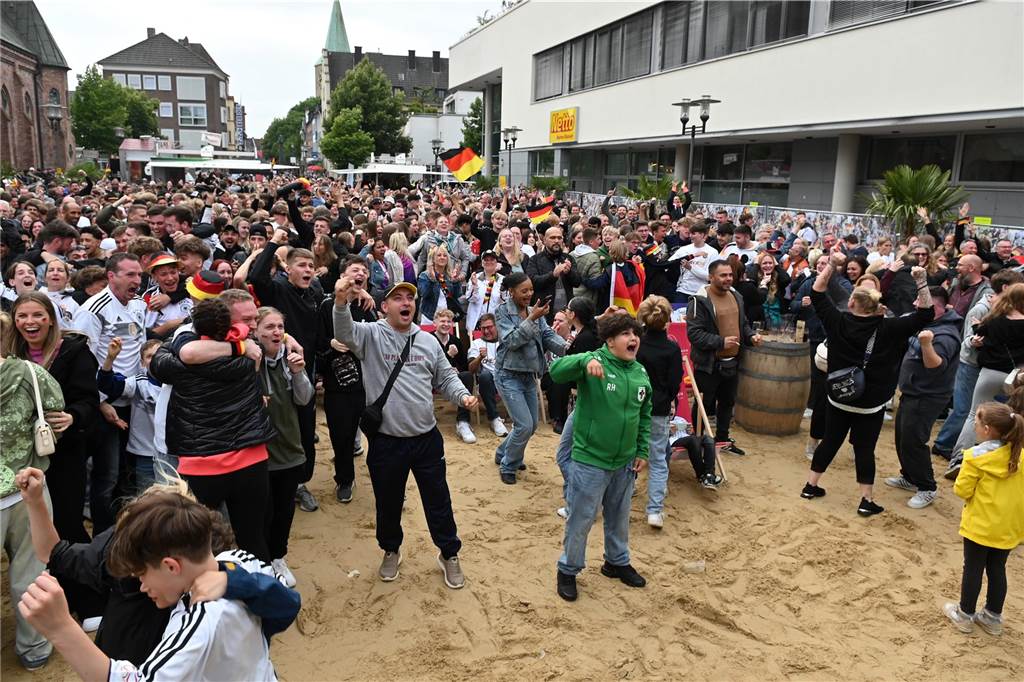 Zahlreiche Dorstener haben das Deutschland-Spiel beim Public Viewing am Platz der Deutschen Einheit verfolgt.