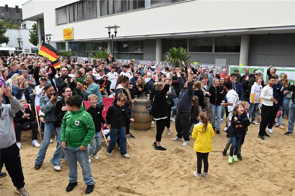 Zahlreiche Dorstener haben das Deutschland-Spiel beim Public Viewing am Platz der Deutschen Einheit verfolgt.