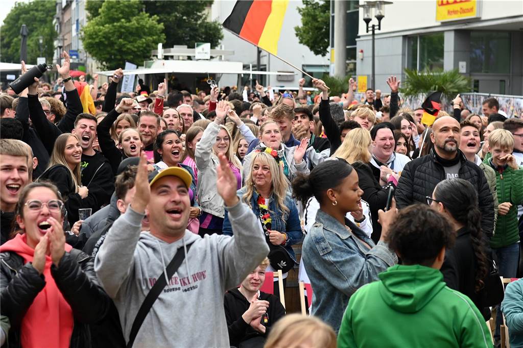 Zahlreiche Dorstener haben das Deutschland-Spiel beim Public Viewing am Platz der Deutschen Einheit verfolgt.