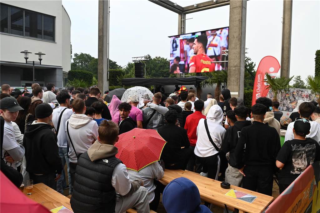Zahlreiche Dorstener haben das Deutschland-Spiel beim Public Viewing am Platz der Deutschen Einheit verfolgt.