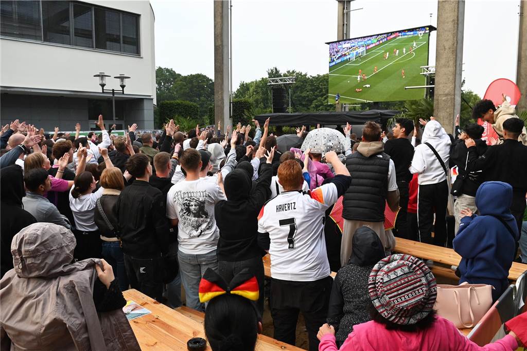 Zahlreiche Dorstener haben das Deutschland-Spiel beim Public Viewing am Platz der Deutschen Einheit verfolgt.