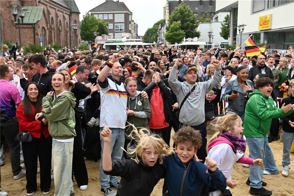 Zahlreiche Dorstener haben das Deutschland-Spiel beim Public Viewing am Platz der Deutschen Einheit verfolgt.