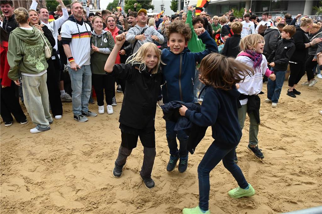 Zahlreiche Dorstener haben das Deutschland-Spiel beim Public Viewing am Platz der Deutschen Einheit verfolgt.