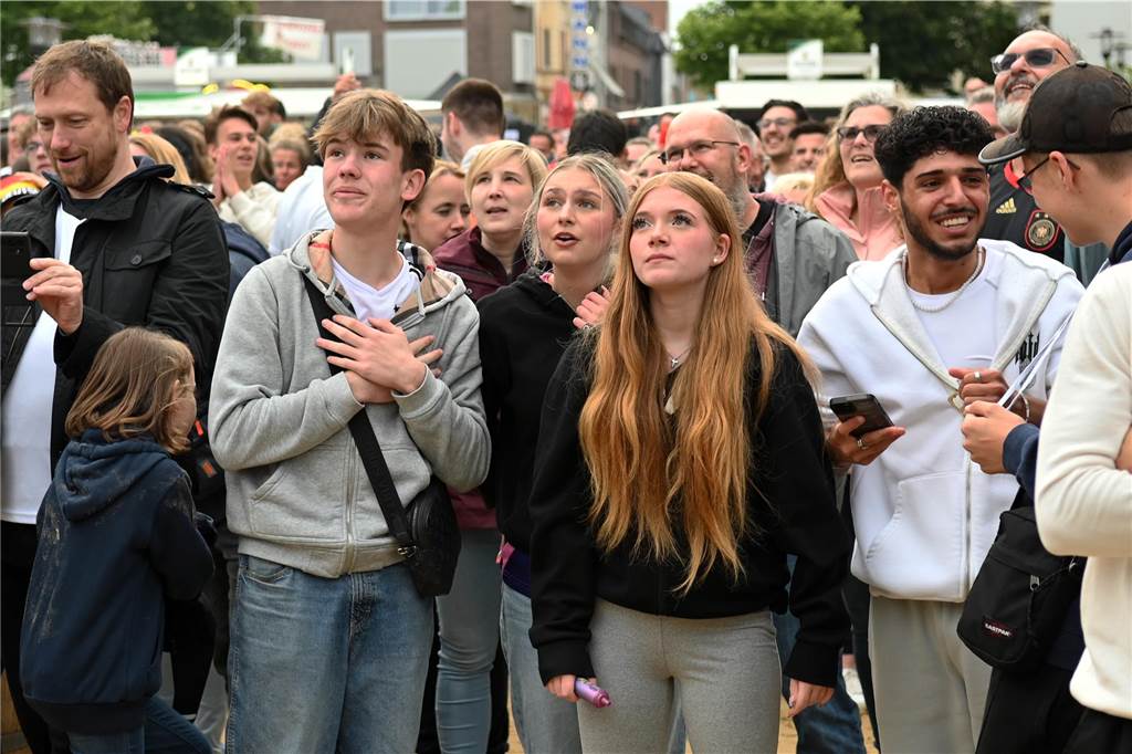 Zahlreiche Dorstener haben das Deutschland-Spiel beim Public Viewing am Platz der Deutschen Einheit verfolgt.