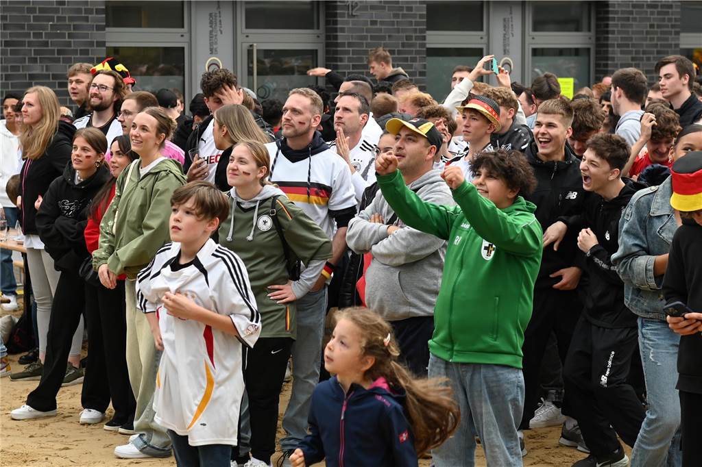 Zahlreiche Dorstener haben das Deutschland-Spiel beim Public Viewing am Platz der Deutschen Einheit verfolgt.