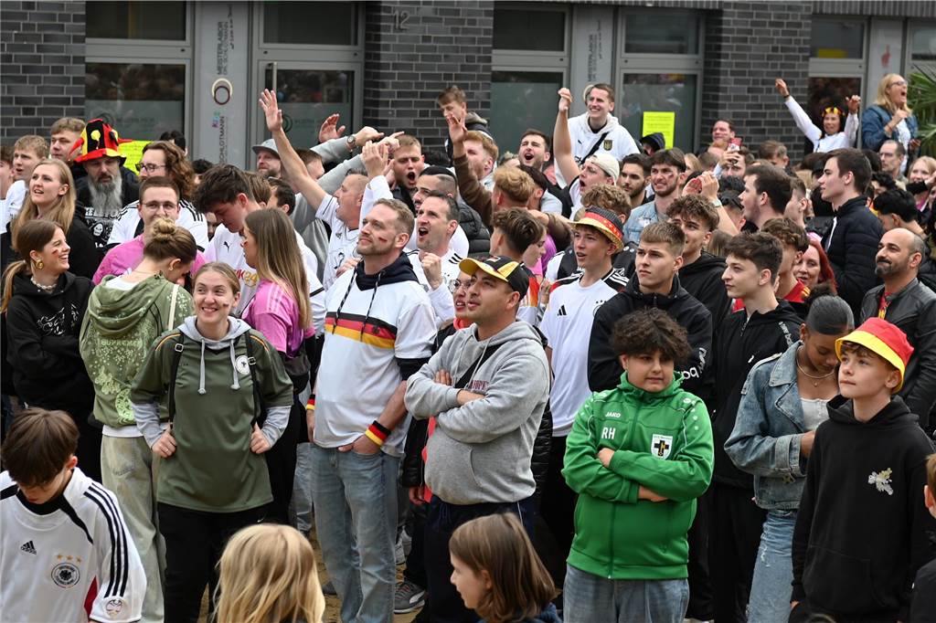Zahlreiche Dorstener haben das Deutschland-Spiel beim Public Viewing am Platz der Deutschen Einheit verfolgt.