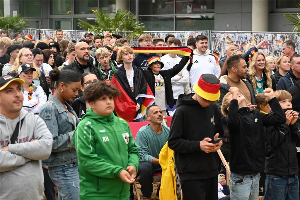 Zahlreiche Dorstener haben das Deutschland-Spiel beim Public Viewing am Platz der Deutschen Einheit verfolgt.