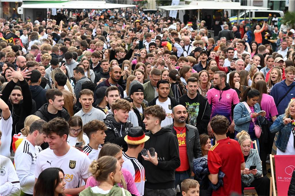 Zahlreiche Dorstener haben das Deutschland-Spiel beim Public Viewing am Platz der Deutschen Einheit verfolgt.