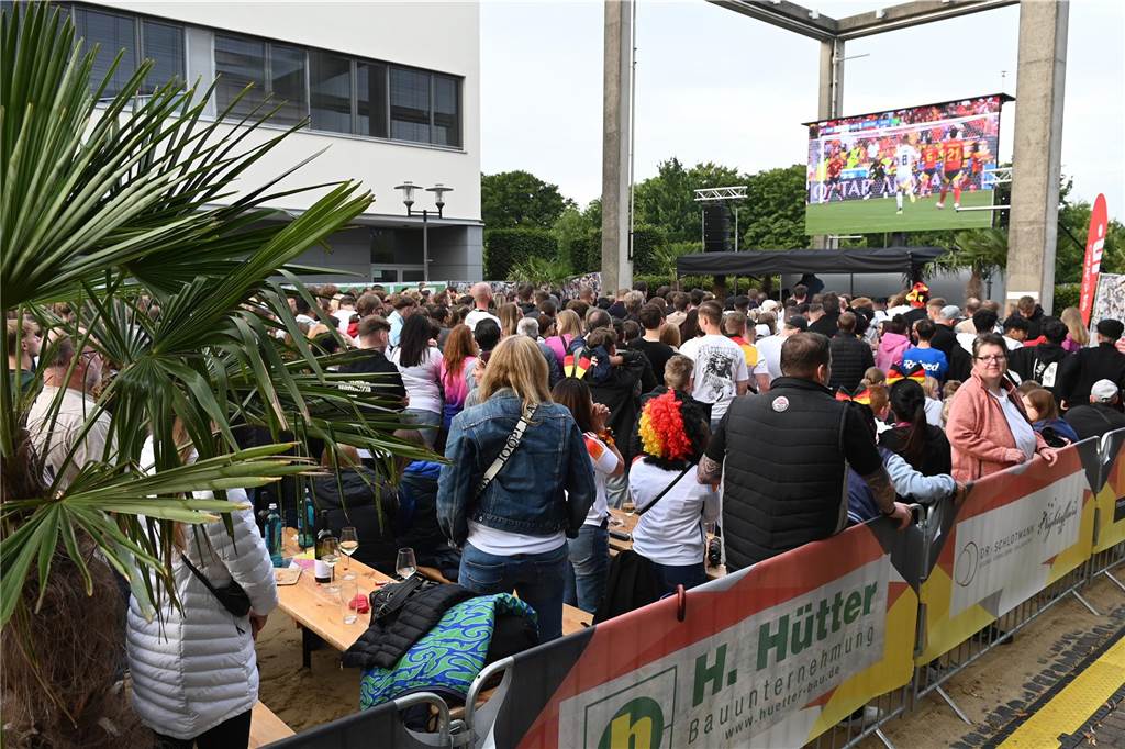 Zahlreiche Dorstener haben das Deutschland-Spiel beim Public Viewing am Platz der Deutschen Einheit verfolgt.
