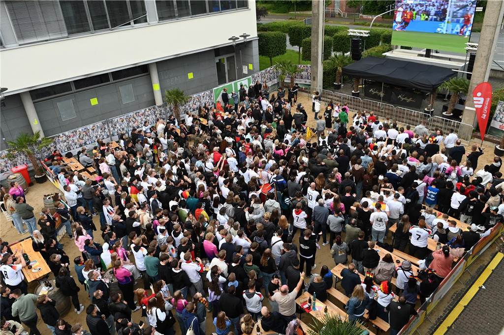 Zahlreiche Dorstener haben das Deutschland-Spiel beim Public Viewing am Platz der Deutschen Einheit verfolgt.