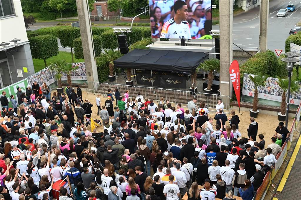 Zahlreiche Dorstener haben das Deutschland-Spiel beim Public Viewing am Platz der Deutschen Einheit verfolgt.